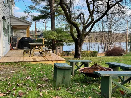 Gorgeous 6-bdrm lake farmhouse with EV Charger Отели в г. Кошектон