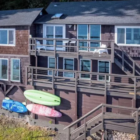 Vashon Modern Waterfront Retreat+Private Beach+BBQ+Firepit