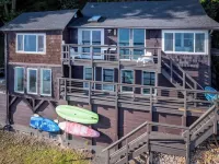 Vashon Modern Waterfront Retreat+Private Beach+BBQ+Firepit