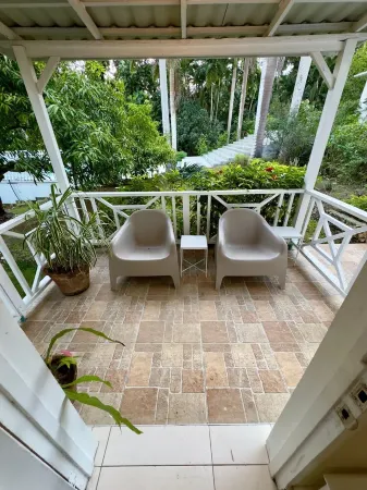 Charming cottage with WiFi and AC in beautiful Reading with pool and Ocean view.