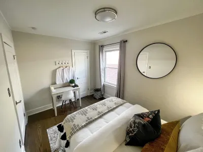 A luxury vintage condo close to lakefront and minutes from downtown! Hotel in zona Museum of Science and Industry