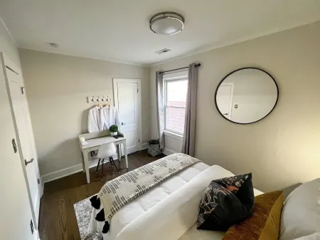 A luxury vintage condo close to lakefront and minutes from downtown! Отели рядом с достопримечательностью «Музей науки и промышленности»