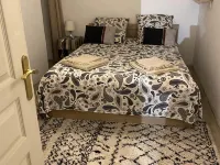 Quiet, independent apartment. シャトー・ド・ラ・ビュジーヌ公園周辺のホテル