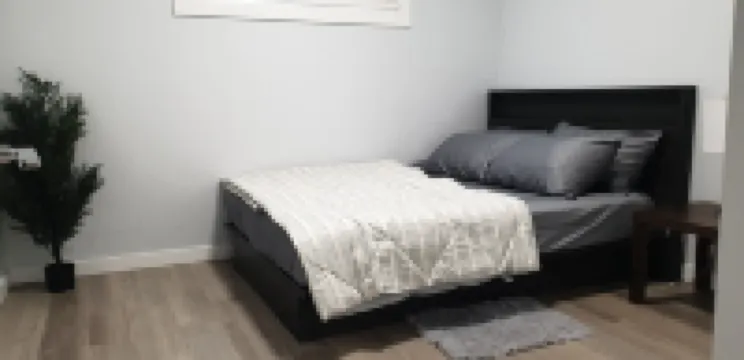 Cozy MountZion 2BR Suite - Londonderry Mall & Henday Hotel berhampiran Alberta Railway Museum