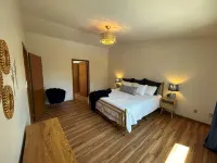 Papas Pool House: Secluded Pool and Hot Tub Retreat