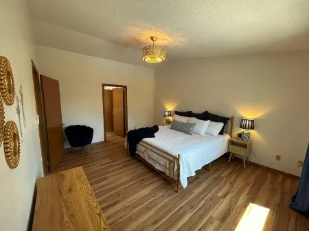 Papas Pool House: Secluded Pool and Hot Tub Retreat