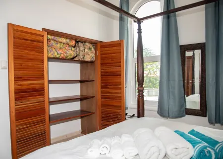 Beachside Retreat: Balcony, Pools, and Direct Ocean Access and Peloton!