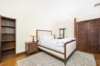 Charming 4-bedroom cottage Steps From East Beach