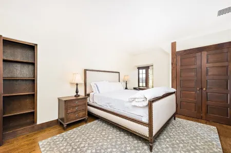 Charming 4-bedroom cottage Steps From East Beach