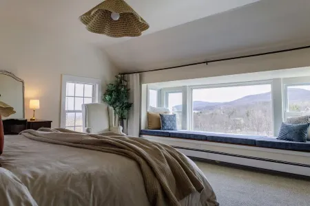 Valley VIEWS! Hot tub, Game Room, Acres to Roam!