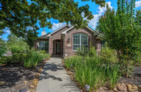 Woodlands Wonderland: Cozy 3-BRM Home