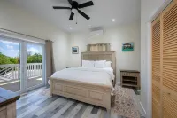 The Better Life & Cottage 5 Bedroom Home - Parking