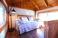 Serene (Hocking Hills) log cabin, near local attractions 그린 타운쉽 호텔