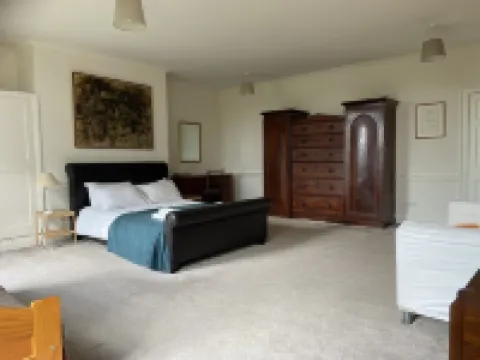 Large, comfortable Manor House near Ludlow with ten en-suite bedrooms.