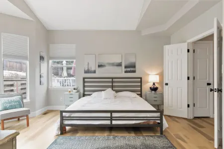 Charming Castle Rock 3BR 3BTH Ranch Style House Ideal for Longer Stays.