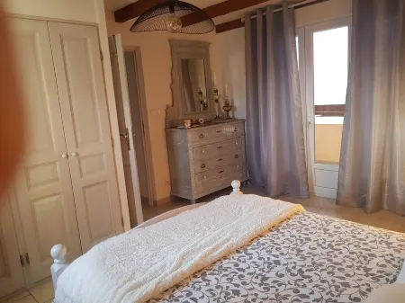 Beautiful village house with stone walls, air conditioning in bedrooms Отели в г. Греу-ле-Бен