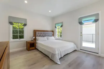 Spacious and Charming Miracle Mile Mansion Hotels in Miracle Mile