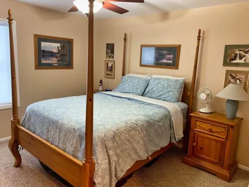 4-bedroom two level guest house next to Shupac Lake in Grayling