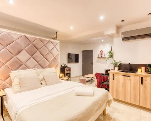 Suite Wood Love & Spa - 4P Private Sauna and Jacuzzi Hotels in Coupvray