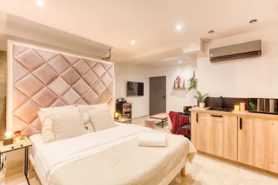 Suite Wood Love & Spa - 4P Private Sauna and Jacuzzi Отели рядом с достопримечательностью «Piscine Hotel Newport Bay Club»