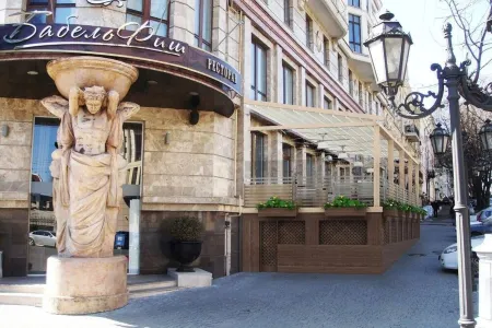 Penthouse near Deribasovskaya sea&lighthouseview Отели рядом с достопримечательностью «Тёщин мост»