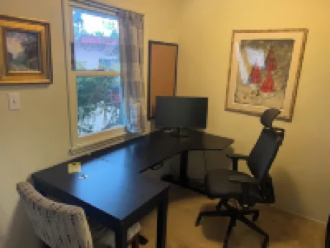 Charming centrally located 1-bedroom apartment. Great live/work space.