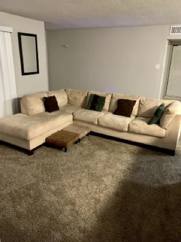 Lovely Spacious 2 Bedroom Apartment With 65inch TV’S in each room!