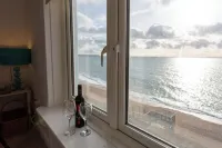 Modern & Cosy Seafront Retreat by Porthleven and Lizard Holidays