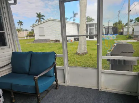 Slice of Paradise w/community pool near beaches & downtown!