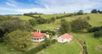 Beautiful renovated pet friendly farmhouse in the rolling green hills of Kiama