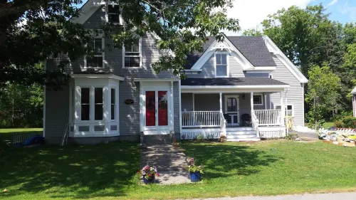 Beautifully restored 4-bedroom sea captain's house with water views, STR25-57 Hotels in Rockland