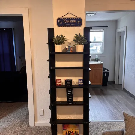 Hogwartz "House Ravenclaw" Themed 2-bd, 1-ba upstairs apartment.