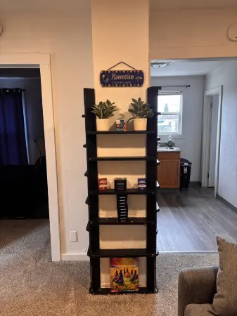 Hogwartz "House Ravenclaw" Themed 2-bd, 1-ba upstairs apartment.