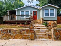 Ocean Breeze Hideout 3 bedroom/2bath/5 beds Hotels near TrainTastic! formerly: Mississippi Coast Model Railroad Museum