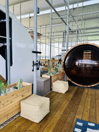 FLOATING HOTEL. Отели в г. Роулетт