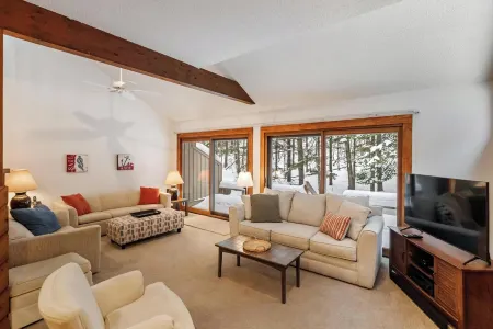 Harbor Cove 78- Harbor Springs Condo with private beach & close to skiing Отели рядом с достопримечательностью «Заказник Менонаква Вудс»