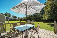 Comfortable 3 Bedroom Home with King Suite, Pool Table & Fenced Yard Hotels in James City