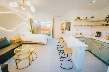 Modern & Elegant Studio Retreat Отели рядом с достопримечательностью «Библиотека Роленд Хай Скул»