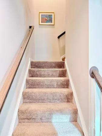 Tranquil 4BR Townhome Near UMW, Hospitals, Costco, Golf &Downtown Fredericksburg Отели рядом с достопримечательностью «Терминус оф Вирджиния Рейлуэй Трейл»