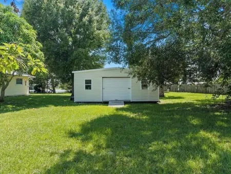 Charming 3-bedroom house/ lake, huge backyard, WiFi, fishing, 10 mins from beach