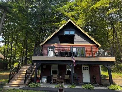 Cozy, pet friendly, newly renovated chalet home with shared beach & water views Отели рядом с достопримечательностью «Long Island»