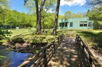 UNIQUE 36 ACR Waterfalls, Steam Shower, BIG Sandbox, Pool Table HOT TUB, POOL