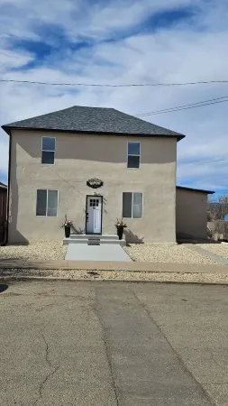 Peaceful, Cozy 2-bedroom apartment in Trinidad with WiFi,  great music.