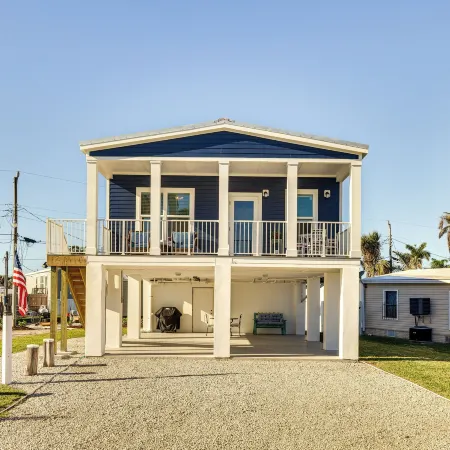 1 Mi to Beach Access: Home w/ Porch in Fort Myers!