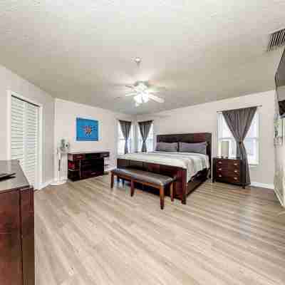 Relax in Style: 2/2 Condo with Sparkling Waterview and Easy Beach Access Rooms