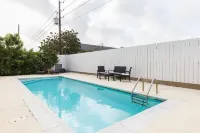 Pool Walk to Beach Sleeps Tons #C 2 Bedroom Condo by Redawning