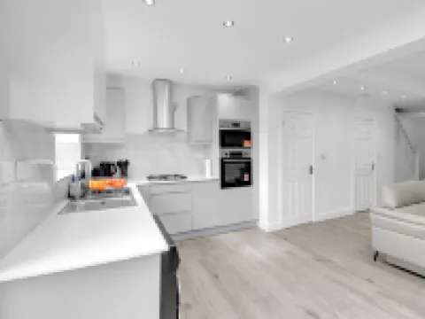 4 Bed - Sleeps 8 - Free Parking - Garden Hotels in Dagenham