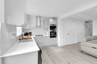 4 Bed - Sleeps 8 - Free Parking - Garden Hotels in Dagenham