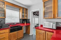 427 NE 107th Studio · 6BR 3BA 7 Beds Pool Parking 2 Kitchen