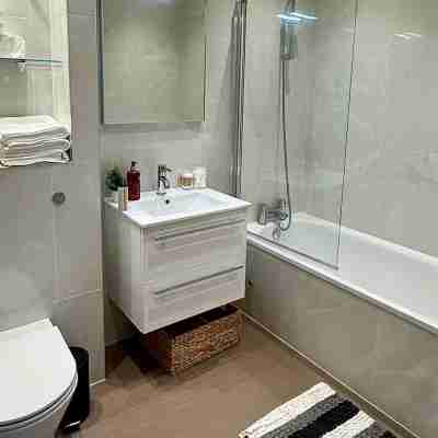 2-Bed Apartment - Sleeps 4 Pets Ok & Balcony Others